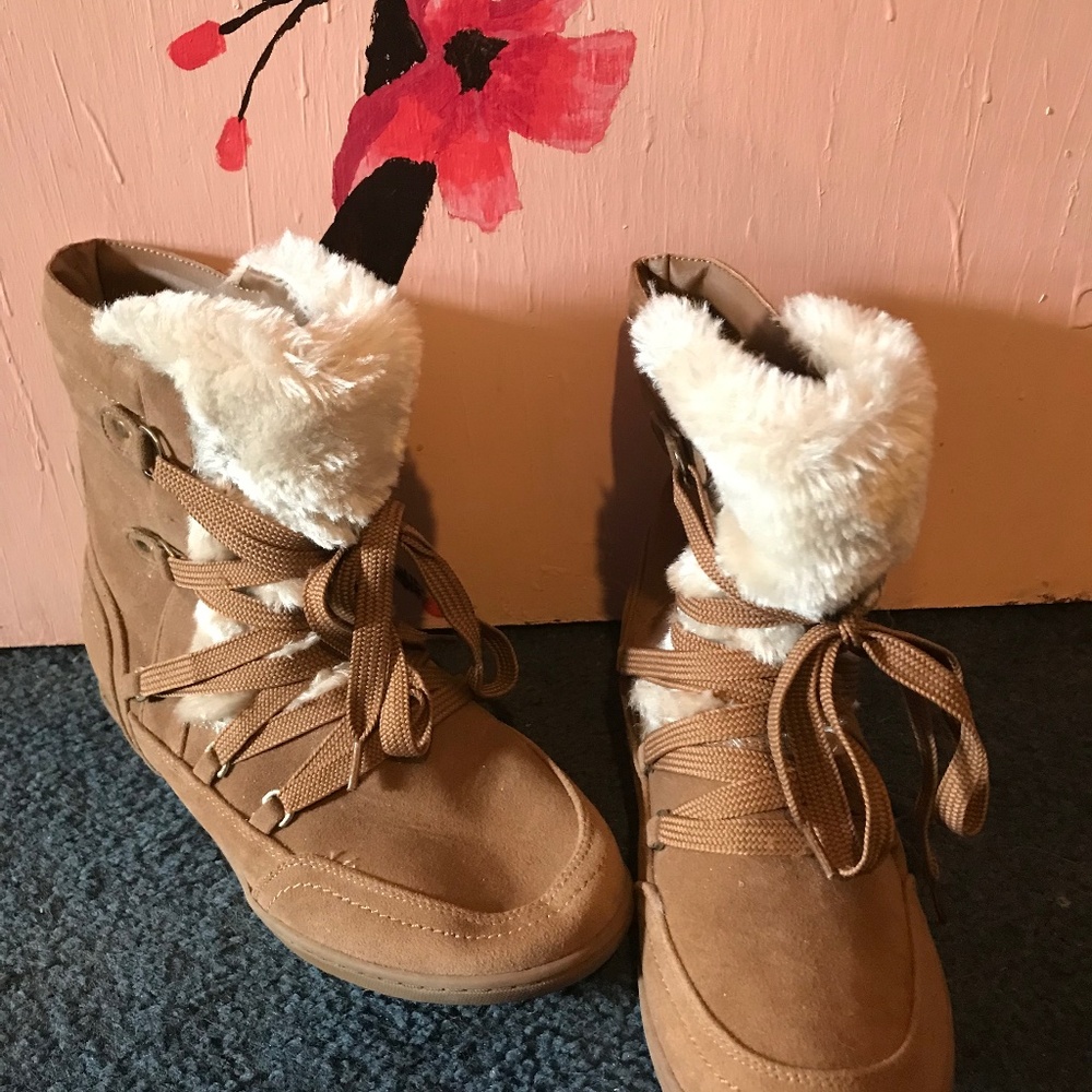 Brown winter boots with fluffy white detailing